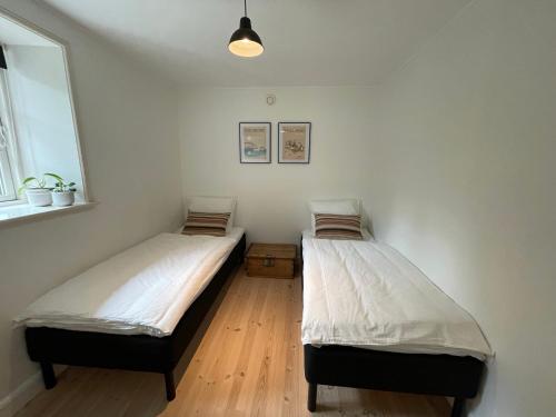 尼克宾法尔斯特Strandby 1847 B&B的带窗户的客房内设有两张单人床。