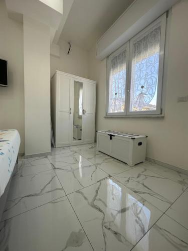 那不勒斯Delfina Apartment Vomero的白色的客房铺有大理石地板,设有一张床和窗户。