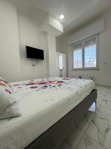 那不勒斯Delfina Apartment Vomero的一间卧室配有一张带家具和家具的大床