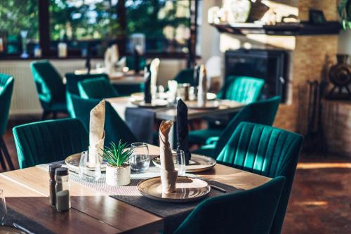 布朗CONTELE VLADIMIR的餐厅设有木桌和绿色椅子