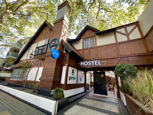 门多萨大猩猩旅舍的带有读取旅馆标志的建筑