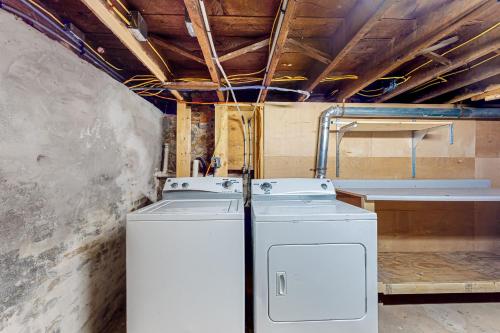 拉特兰Vermont Marble Haven的客房内的白色洗衣机和烘干机