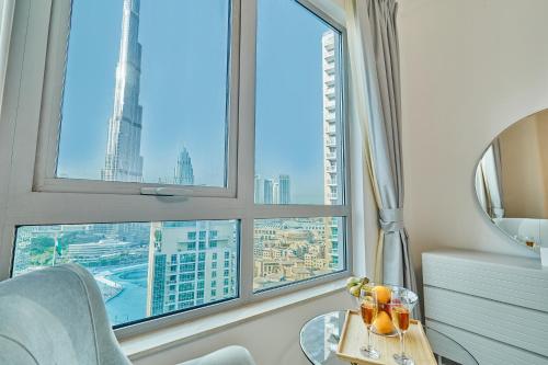 迪拜Burj Khalifa Front view & Fountain view Island Paradise 2BR Luxury Apartment Burj residences Golden Homes的市景客房 - 带桌子