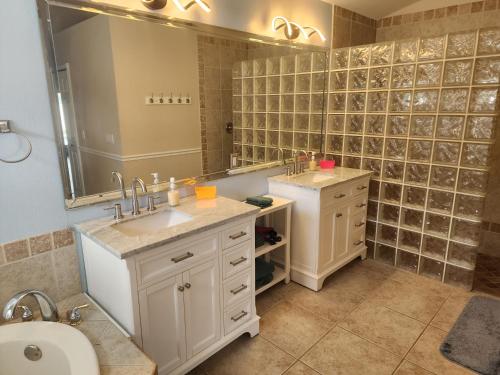 珊瑚角Casa in The Cove的一间带两个盥洗盆和大镜子的浴室