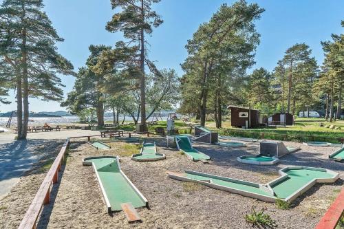 克里斯蒂安桑Hytte på sørlandet的公园内带绿色滑梯的游乐场