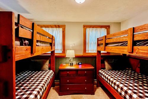 贝塞尔EZ Sunday Morning的一间卧室设有两张双层床和一张带台灯的桌子