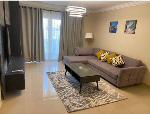 开罗Ocean Blue Luxury serviced Hotel Apartments的带沙发和咖啡桌的客厅
