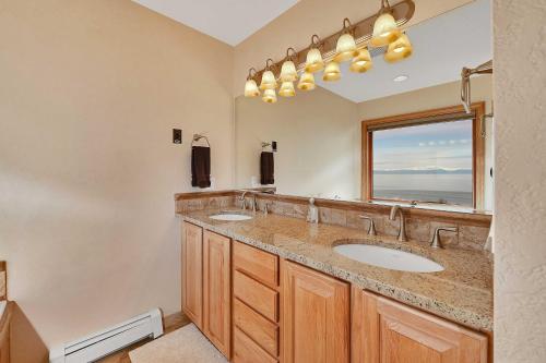 基奈Kenai Vacation Rental with Volcano and Glacier Views!的一间带两个盥洗盆和大镜子的浴室