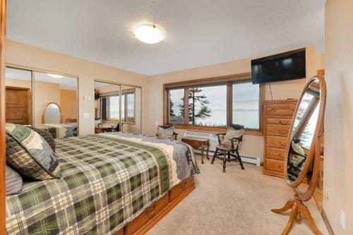 基奈Kenai Vacation Rental with Volcano and Glacier Views!的一间卧室配有一张床、一张书桌和一台电视