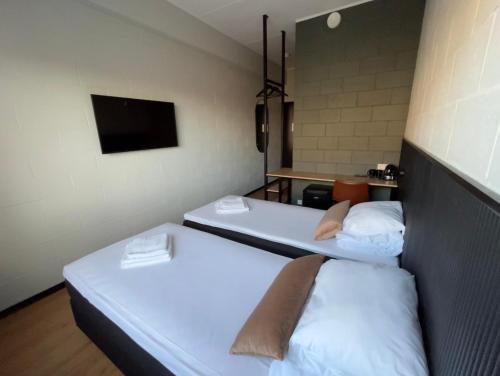 塔林RING Sport Hostel的客房设有两张床和一台平面电视。