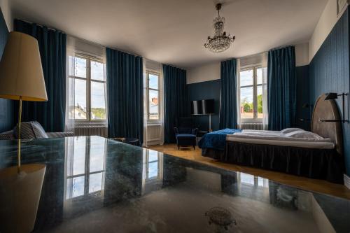 菲利普斯塔德赫迪格卡尔酒店的一间卧室配有一张床和一张玻璃桌