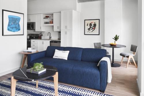 纳什维尔Sentral SoBro的客厅配有蓝色的沙发和桌子