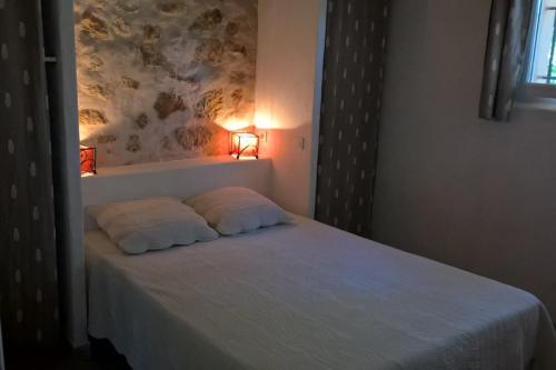 谢瓦布朗克Gîte La Charlette的一间卧室配有一张带两个枕头的床