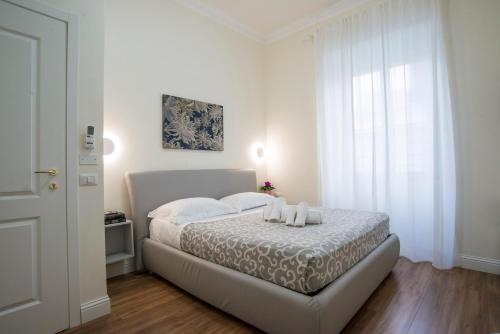 罗马Francy Guest House的一间卧室配有一张带两张蜡烛的床。