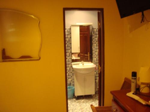 OiapoqueTSANKARA的一间带水槽和镜子的浴室