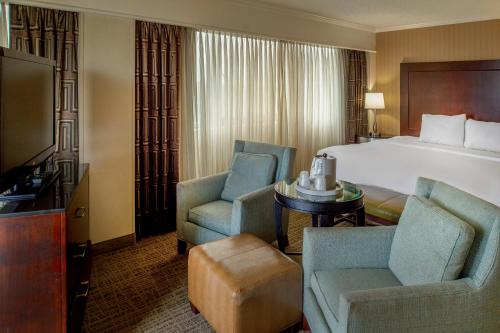 布里奇顿Crowne Plaza Hotel St. Louis Airport, an IHG Hotel的酒店客房,配有一张床和两把椅子