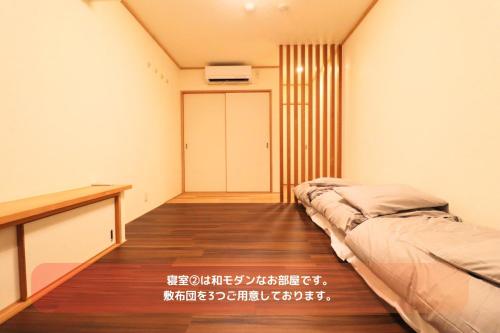 大阪Best Building 1 Room 101 - Vacation STAY 15520的小房间,设有床和门