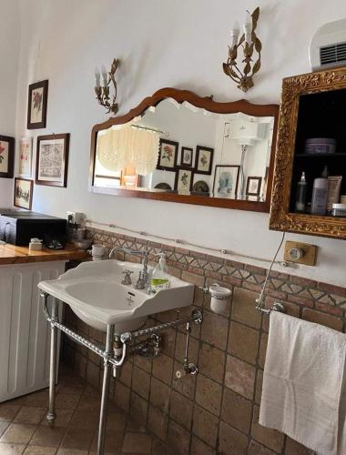 CaccamoA Casa da Paola的一间带水槽和镜子的浴室