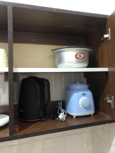 蒙巴萨Chillhaushomes的带微波炉、烤面包机和烤面包机的架子