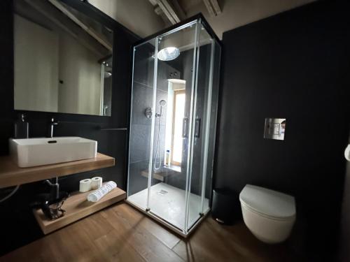 瓦伦西亚Apartment Plaza de la Merced的带淋浴、盥洗盆和卫生间的浴室