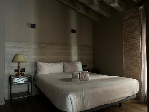 瓦伦西亚Apartment Plaza de la Merced的一间卧室配有一张带两个枕头的床