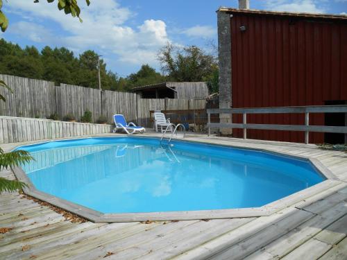 皮蒂帕莱艾柯恩板栗树下酒店的后院的游泳池,设有木甲板