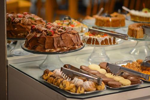 卡内拉Cammino Della Serra的一张桌子,上面摆放着各种蛋糕和糕点