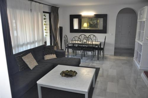马贝拉Puerto Banus的客厅配有沙发和桌子