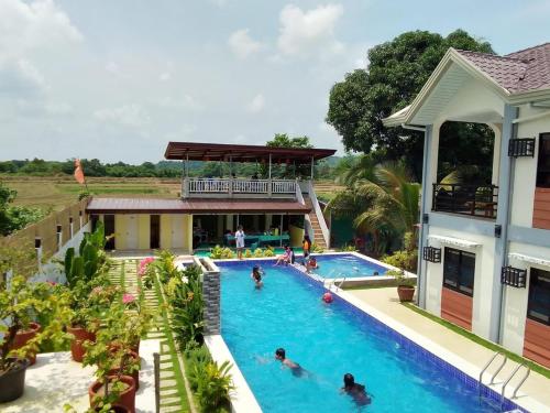 SisonDuran Pool & Guesthouse的和度假村内的人一起使用的游泳池