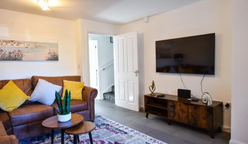 利物浦3 Bedroom House close to city centre的带沙发和平面电视的客厅