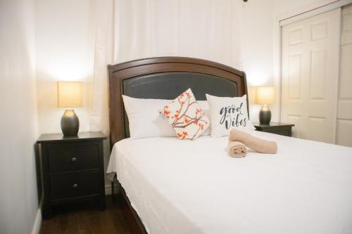 汉密尔顿Cozy Private Room-Your Perfect place in Hamilton的一间卧室配有带白色床单和枕头的床。