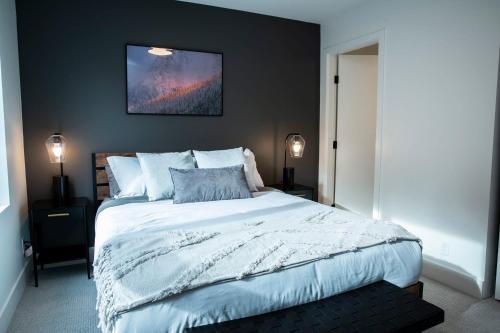 雷夫尔斯托克Ski & Tee Retreat Bright Three Bedroom and Hot Tub的一间卧室设有一张大床和黑色墙壁