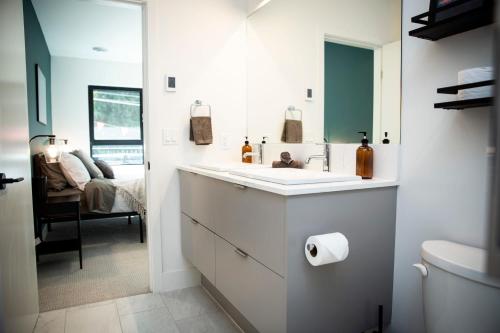 雷夫尔斯托克Ski & Tee Retreat Bright Three Bedroom and Hot Tub的一间带水槽和镜子的浴室