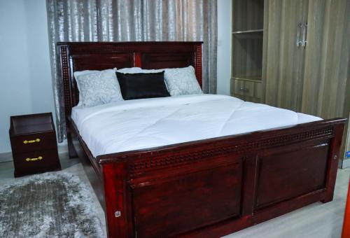 MeruMeru Heights的一间卧室配有一张带白色床单的大床