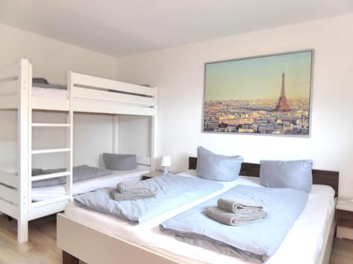 温特贝格Paris Winterberg Ferienwohnung 6 Pers WiFi in City near Lift的一间卧室设有两张双层床,享有艾菲尔铁塔的景色。