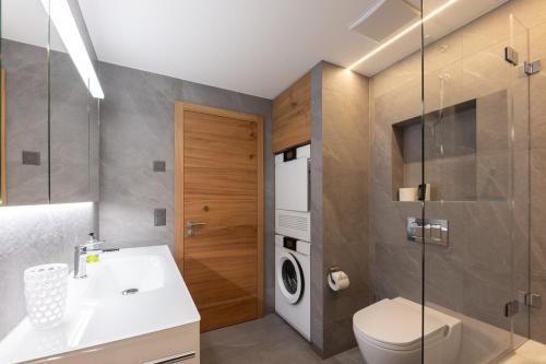 圣莫里茨New! Exclusive Apartment 3min to Chantarella Bahn的一间带水槽和洗衣机的浴室