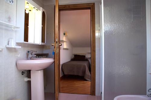 费托瓦亚安娜酒店的一间带水槽的浴室和一张位于客房内的床