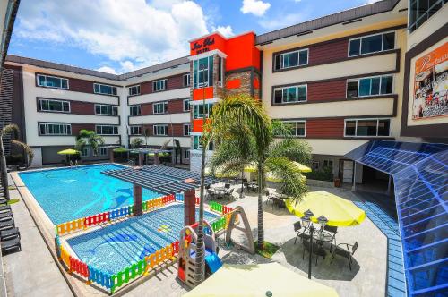 奥隆阿波Interpark Hotel的一座带游泳池的公寓楼和酒店