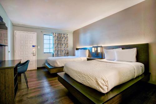 金曼Motel 6-Kingman, AZ - Route 66 East的酒店客房配有两张床和一张书桌