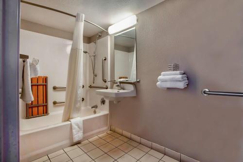 金曼Motel 6-Kingman, AZ - Route 66 East的带浴缸、水槽和淋浴的浴室