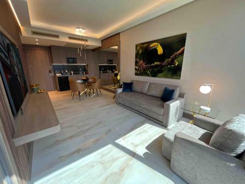 蒙特雷Safi Royal Luxury Metropolitan的客厅配有沙发和桌子