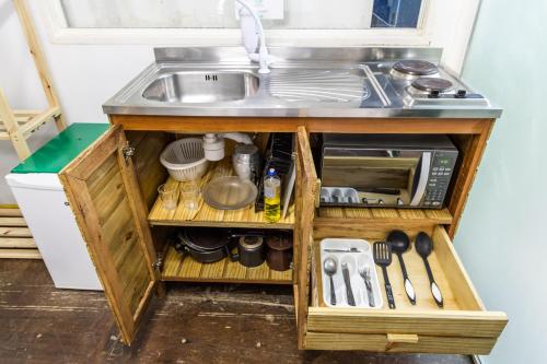 坎布里Praia Camburi - Studios Kuta的厨房柜台设有水槽和抽屉