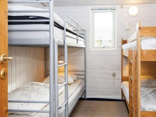 莱姆维Three-Bedroom Holiday home in Lemvig 1的双层床间 - 带双层床和窗户