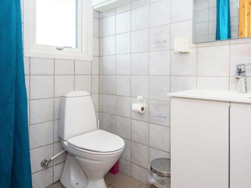 莱姆维Three-Bedroom Holiday home in Lemvig 1的白色的浴室设有卫生间和水槽。