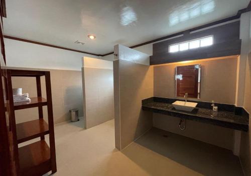 波尔多·格尼拉佛得角景别墅酒店的一间带水槽和镜子的浴室