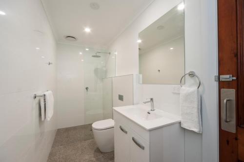 AngastonBarossa Brauhaus Hotel的白色的浴室设有卫生间和水槽。