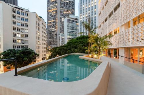 圣保罗Tabas - Renata Edifício - Vila Buarque的一座位于城市中心,拥有高楼建筑的游泳池