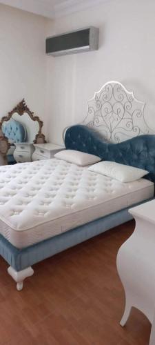 安曼عمان الاردن الدوار الخامس的一张蓝色床垫的白色床