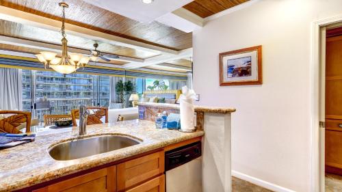 拉海纳The Whaler Resort: Suite 515~Studio with Stunning Center Courtyard & Ocean Views的一个带水槽和大窗户的厨房
