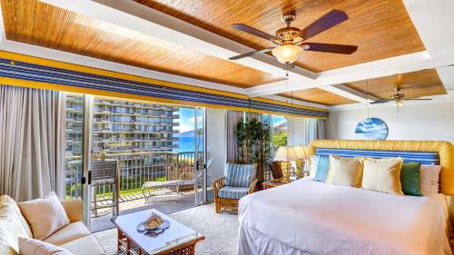 拉海纳The Whaler Resort: Suite 515~Studio with Stunning Center Courtyard & Ocean Views的一间带大床的卧室和一个阳台